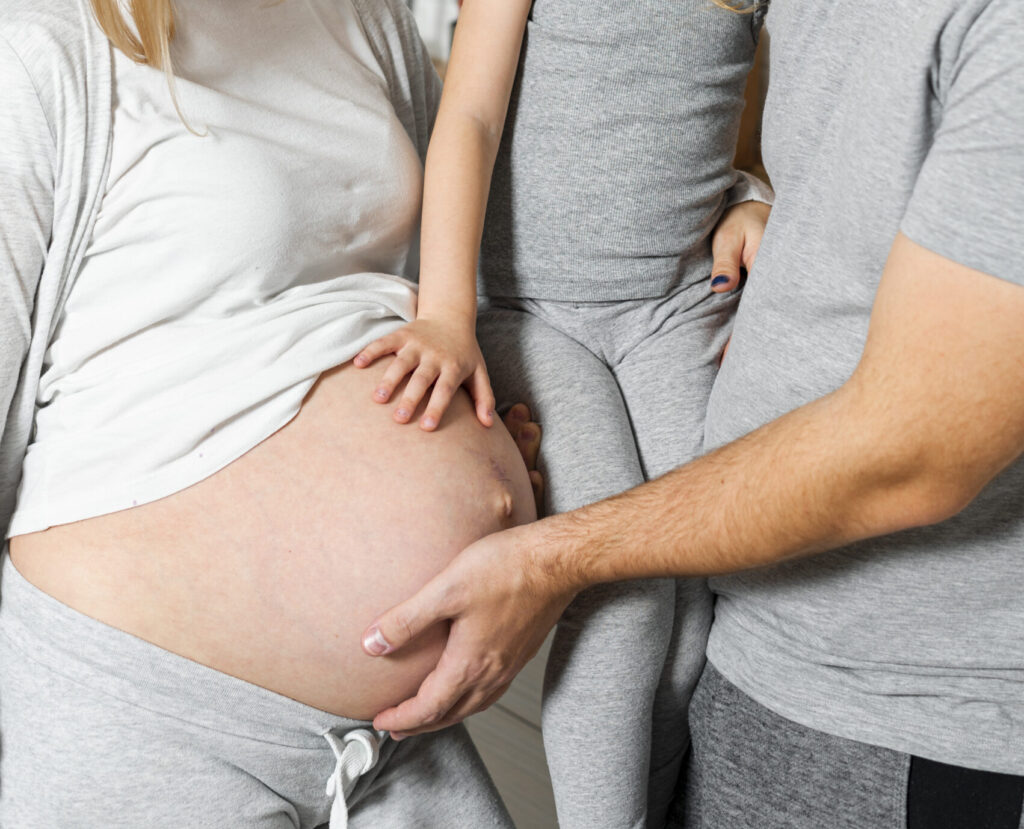 Familia embarazada con tarjeta regalo